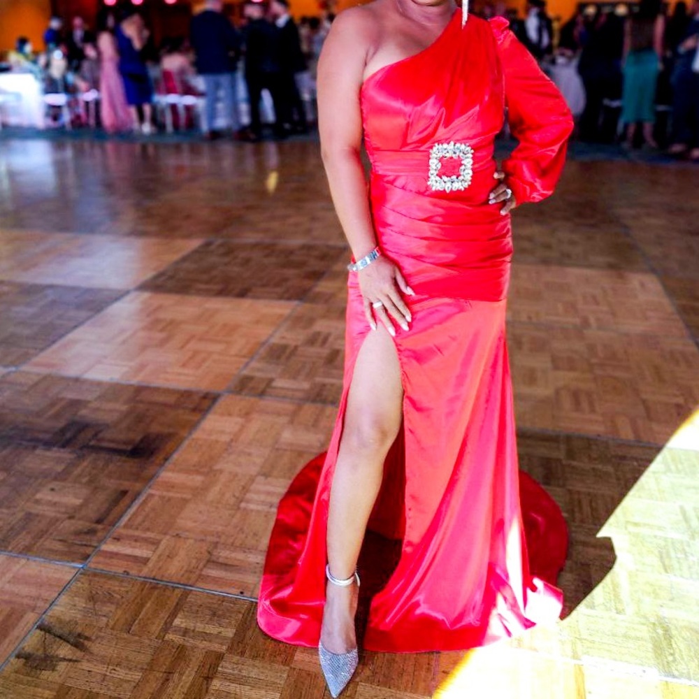 Red high front split one shoulder diamond buckle evening gown